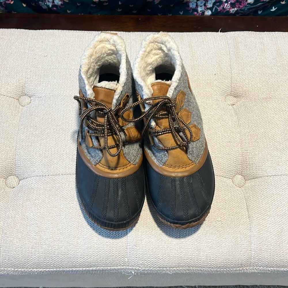 Sorel waterproof duck boots size 9 fits true size